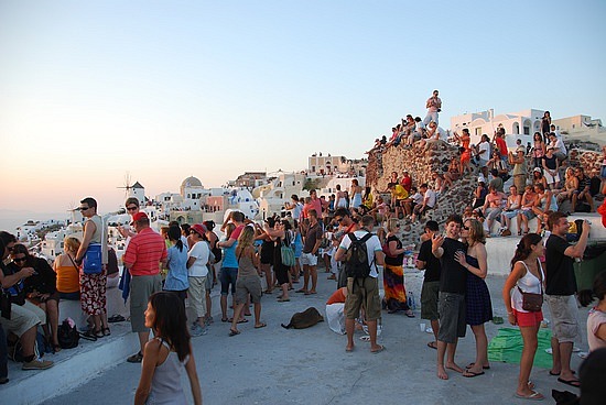 15-1260807218-the-crowd-waiting-for-the-oia-sunset